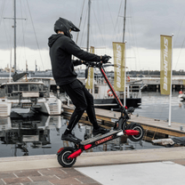 Persona montando el patinete eléctrico Nanrobot LS7+